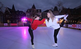 In diesem Jahr können die Eiskunstläuferinnen Maureen und Manjara Tappe aus Bad Oeynhausen wieder auf echtem Eis ihre Pirouetten drehen. - Ulf Hanke In diesem Jahr können die Eiskunstläuferinnen Maureen und Manjara Tappe aus Bad Oeynhausen wieder auf echtem Eis ihre Pirouetten drehen. - Ulf Hanke