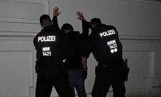 Zwei Polizeibeamte durchsuchen an der Bielefelder "Tüte" eine Person bei der nächtlichen Sonderaktion gegen Gewaltkriminalität. - Paul Brinkmann Zwei Polizeibeamte durchsuchen an der Bielefelder "Tüte" eine Person bei der nächtlichen Sonderaktion gegen Gewaltkriminalität. - Paul Brinkmann