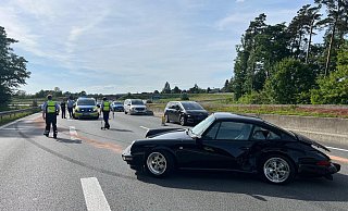 Ein Porsche-Carrera-Oldtimer war auf der Überholspur unterwegs. Die Polizei sperrte für die Unfallaufnahme die A-33-Fahrbahnen Richtung Paderborn komplett. - Charlotte Mahncke Ein Porsche-Carrera-Oldtimer war auf der Überholspur unterwegs. Die Polizei sperrte für die Unfallaufnahme die A-33-Fahrbahnen Richtung Paderborn komplett. - Charlotte Mahncke