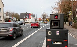 Der Blitzer der Stadt steht auch gelegentlich an der Engerstraße. In Herringhausen an der Engerstraße wacht überdies ein stationärer Blitzer des Kreises über"Tempo 30". - Frank-Michael Kiel-Steinkamp Der Blitzer der Stadt steht auch gelegentlich an der Engerstraße. In Herringhausen an der Engerstraße wacht überdies ein stationärer Blitzer des Kreises über"Tempo 30". - Frank-Michael Kiel-Steinkamp