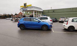 Hier ist keine Parkbucht eingezeichnet. Trotzdem stellen viele Fahrer ihr Fahrzeug unberechtigterweise so wie in dieser nachgestellten Szene zwischen Edeka Farthmann und Postfiliale ab. - Andre Schneider Hier ist keine Parkbucht eingezeichnet. Trotzdem stellen viele Fahrer ihr Fahrzeug unberechtigterweise so wie in dieser nachgestellten Szene zwischen Edeka Farthmann und Postfiliale ab. - Andre Schneider