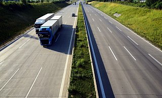 Der 46-jähriger Lkw-Fahrer trank ein alkoholfreies Bier hinter dem Steuer - und das wurde ihm zum Verhängnis. - Pixabay (Symbolbild) Der 46-jähriger Lkw-Fahrer trank ein alkoholfreies Bier hinter dem Steuer - und das wurde ihm zum Verhängnis. - Pixabay (Symbolbild)