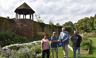 Aus Bramsche bei Osnabrück: Christoph Bunge (63, 2. v. l.) ist der 500.000 Besucher der Landesgartenschau Höxter. LGS-Chefin Claudia Koch (v. l.), Bürgermeister Daniel Hartmann und Marc Schulz (LGS-Ticketing) gratulieren. - LGS Aus Bramsche bei Osnabrück: Christoph Bunge (63, 2. v. l.) ist der 500.000 Besucher der Landesgartenschau Höxter. LGS-Chefin Claudia Koch (v. l.), Bürgermeister Daniel Hartmann und Marc Schulz (LGS-Ticketing) gratulieren. - LGS