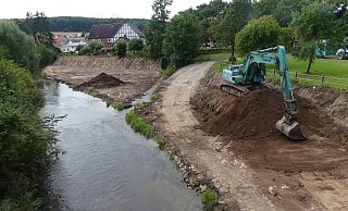 Der Bagger steht bei Welda an der Einmündung des Hörler Baches in die Twiste. Auf der Überschwemmungsfläche hat sich in der Vergangenheit eine Menge Schlamm angesammelt. - Hubert Rösel Der Bagger steht bei Welda an der Einmündung des Hörler Baches in die Twiste. Auf der Überschwemmungsfläche hat sich in der Vergangenheit eine Menge Schlamm angesammelt. - Hubert Rösel