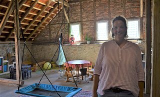 Den Dachboden hat Ina Hartmann entkernt und in ein Spieleparadies umgewandelt. Hier findet eine Krabbelgruppe statt, auch Kindergeburtstage können dort gefeiert werden. - Nicole Fischer Den Dachboden hat Ina Hartmann entkernt und in ein Spieleparadies umgewandelt. Hier findet eine Krabbelgruppe statt, auch Kindergeburtstage können dort gefeiert werden. - Nicole Fischer