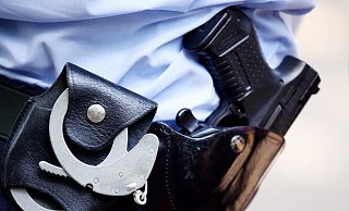 Bei einem Polizeieinsatz ist ein 24-jähriger Mann aus Rheda-Wiedenbrück handgreiflich geworden und hat einen Polizisten in den Finger gebissen. - Symbolbild/dpa Bei einem Polizeieinsatz ist ein 24-jähriger Mann aus Rheda-Wiedenbrück handgreiflich geworden und hat einen Polizisten in den Finger gebissen. - Symbolbild/dpa