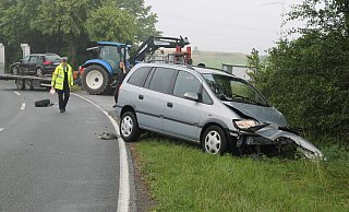 Dieser Opel Zafira geriet bei Haarbrück aus ungeklärter Ursache auf die andere Fahrbahnseite und stieß dort mit einem Audi A 3 zusammen. - Manuela Puls Dieser Opel Zafira geriet bei Haarbrück aus ungeklärter Ursache auf die andere Fahrbahnseite und stieß dort mit einem Audi A 3 zusammen. - Manuela Puls
