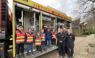 Cem (v. l.), Luis, Florian, Justus, Mikel und Linus sind stolz auf ihren Dienst bei den Feuerdrachen. Jennifer Bekemeier und die neuen Betreuer-Nord - Emily Bekemeier und Dietrich Riedel - freut's. - Nicole Sielermann Cem (v. l.), Luis, Florian, Justus, Mikel und Linus sind stolz auf ihren Dienst bei den Feuerdrachen. Jennifer Bekemeier und die neuen Betreuer-Nord - Emily Bekemeier und Dietrich Riedel - freut's. - Nicole Sielermann