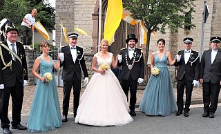 Oberst Sebastian Helmes (v. l.), Anna-Lena und Matthias Helmes, Königin Charlene Drewes, König Thomas Ostermann, Corinna und Jens Kunstein sowie Präses Markus Jux. - Josef Köhne Oberst Sebastian Helmes (v. l.), Anna-Lena und Matthias Helmes, Königin Charlene Drewes, König Thomas Ostermann, Corinna und Jens Kunstein sowie Präses Markus Jux. - Josef Köhne