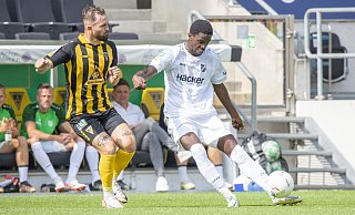 Ibrahim Sori Kaba (r.), hier im Trikot des SV Rödinghausen, kickt jetzt für den Landesligisten VfL Theesen. - Joel Beinke Ibrahim Sori Kaba (r.), hier im Trikot des SV Rödinghausen, kickt jetzt für den Landesligisten VfL Theesen. - Joel Beinke