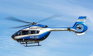 Unter anderem mit einem Hubschrauber suchte die Polizei am Mittwochabend in Rietberg nach einem Vermissten. - Polizei (Symbolbild) Unter anderem mit einem Hubschrauber suchte die Polizei am Mittwochabend in Rietberg nach einem Vermissten. - Polizei (Symbolbild)
