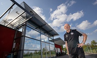 Oliver Stüwe, aktueller 1. Vorsitzender des VfL, ist durchaus Stolz auf das neue, stylishe Vereinsheim. - Oliver Krato Oliver Stüwe, aktueller 1. Vorsitzender des VfL, ist durchaus Stolz auf das neue, stylishe Vereinsheim. - Oliver Krato