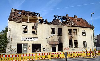 Das ehemalige Hotel Kaiser wurde vor dem Brand nicht mehr benutzt. Bis im Dezember die Stadt acht der Zimmer für die Unterbringung von Obdachlosen im kalten Winter beschlagnahmte. Seit dem Brand ist es einsturzgefährdet. - Barbara Franke Das ehemalige Hotel Kaiser wurde vor dem Brand nicht mehr benutzt. Bis im Dezember die Stadt acht der Zimmer für die Unterbringung von Obdachlosen im kalten Winter beschlagnahmte. Seit dem Brand ist es einsturzgefährdet. - Barbara Franke