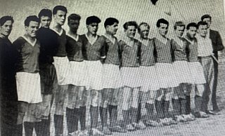 Die Zentner-Elf: Betreuer Altemeier (v. l.), Karl-Heinz Hofbauer, Kurt Klüter, Fritz Pleitgen, Norbert Friedrichs, Kuhlhoff, Karlfried Stuke, Klaus Rienhöfer, Kurt Zentner, Günter Skibba, Friedhelm Mailänder, Günter Schiffner und Heiner Grobe. - Thorsten Mailänder Die Zentner-Elf: Betreuer Altemeier (v. l.), Karl-Heinz Hofbauer, Kurt Klüter, Fritz Pleitgen, Norbert Friedrichs, Kuhlhoff, Karlfried Stuke, Klaus Rienhöfer, Kurt Zentner, Günter Skibba, Friedhelm Mailänder, Günter Schiffner und Heiner Grobe. - Thorsten Mailänder