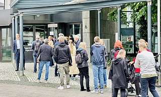 Gläubiger der AWO OWL warten am Mittwoch, 03. Juli auf Einlass vor dem Amtsgericht Bielefeld. - Stefan Becker Gläubiger der AWO OWL warten am Mittwoch, 03. Juli auf Einlass vor dem Amtsgericht Bielefeld. - Stefan Becker