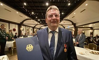 Die Bundesverdienstmedaille mitsamt der Urkunde trägt Günter Austermann, Vorsitzender des Bürgerschützen- und Heimatvereins Harsewinkel, mit ganz besonderem Stolz. - Burkhard Hoeltzenbein Die Bundesverdienstmedaille mitsamt der Urkunde trägt Günter Austermann, Vorsitzender des Bürgerschützen- und Heimatvereins Harsewinkel, mit ganz besonderem Stolz. - Burkhard Hoeltzenbein