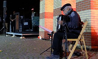 René Madrid intonierte auf seinem Akkordeon die Begleitmusik zum Gedenken vor dem Mahnmal für die ermordeten Paderborner Juden. - Hans-Hermann Igges René Madrid intonierte auf seinem Akkordeon die Begleitmusik zum Gedenken vor dem Mahnmal für die ermordeten Paderborner Juden. - Hans-Hermann Igges
