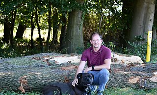 Hundetrainer Christian Vogelsang mit seinem etwa 55 kg schweren Dogge-Mastiff-Wachhund. - Christian Vogelsang Hundetrainer Christian Vogelsang mit seinem etwa 55 kg schweren Dogge-Mastiff-Wachhund. - Christian Vogelsang