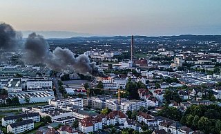 Dicke Rauchschwaden zogen über die Stadt. Die Feuerwehr stufte dies als nicht gesundheitsschädliche Geruchsbelästigung ein. Doch im Johanneskrankenhaus kämpft man noch immer mit den Folgen. - Paul Brinkmann Dicke Rauchschwaden zogen über die Stadt. Die Feuerwehr stufte dies als nicht gesundheitsschädliche Geruchsbelästigung ein. Doch im Johanneskrankenhaus kämpft man noch immer mit den Folgen. - Paul Brinkmann