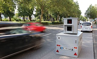 Die mobile Blitzer-Station Dana an einem ihrer ersten Standorte im August letzten Jahres am Paderwall. - Holger Kosbab Die mobile Blitzer-Station Dana an einem ihrer ersten Standorte im August letzten Jahres am Paderwall. - Holger Kosbab
