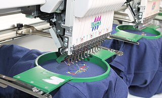 Bei der Höxteraner Firma Maprom werden die Poloshirt mit dem LGS-Logo bestickt.Erhältlich sind die Shirts in schwarz, fuchsia und blau-meliert. - LGS 2023 Höxter/Manuela Puls Bei der Höxteraner Firma Maprom werden die Poloshirt mit dem LGS-Logo bestickt.Erhältlich sind die Shirts in schwarz, fuchsia und blau-meliert. - LGS 2023 Höxter/Manuela Puls