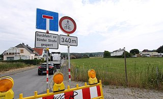 Die Durchfahrt von der Birnenstraße auf die Bünder Straße ist während der Bauarbeiten nicht möglich. - Björn Kenter Die Durchfahrt von der Birnenstraße auf die Bünder Straße ist während der Bauarbeiten nicht möglich. - Björn Kenter
