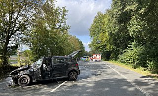 Bei einem schweren Autounfall wurde eine 22-jährige Gütersloherin schwer verletzt. Die Brockhäger Straße musste vorübergehend gesperrt werden. - Thorsten Heß Bei einem schweren Autounfall wurde eine 22-jährige Gütersloherin schwer verletzt. Die Brockhäger Straße musste vorübergehend gesperrt werden. - Thorsten Heß