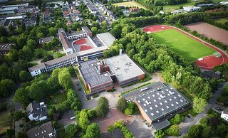 Vorne ist das Immanuel-Kant-Gymnasium zu sehen, im Hintergrund die Realschule Süd. Wo genau die neue Mensa irgendwann ihren Standort im Schulzentrum Süd haben wird, ist noch unklar. - THORSTEN ULONSKA Vorne ist das Immanuel-Kant-Gymnasium zu sehen, im Hintergrund die Realschule Süd. Wo genau die neue Mensa irgendwann ihren Standort im Schulzentrum Süd haben wird, ist noch unklar. - THORSTEN ULONSKA