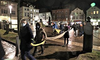 Die Menschenkette geht los - ab Neustadtmarktplatz. - Simone Flörke Die Menschenkette geht los - ab Neustadtmarktplatz. - Simone Flörke
