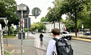 Gefährlich: Der Rollerfahrer nutzt den linken Radweg an der Artur-Ladebeck-Straße, was er offensichtlich darf. Aber hier gerät er plötzlich auf die Straße in den Gegenverkehr. Viel Platz für das entgegenkommende Rad ist auch nicht vorhanden. - Jens Reichenbach Gefährlich: Der Rollerfahrer nutzt den linken Radweg an der Artur-Ladebeck-Straße, was er offensichtlich darf. Aber hier gerät er plötzlich auf die Straße in den Gegenverkehr. Viel Platz für das entgegenkommende Rad ist auch nicht vorhanden. - Jens Reichenbach