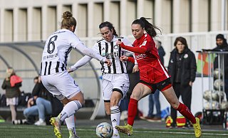 Leonie Kreil (r.) war eine der auffälligsten Spielerinnen des FSV beim 8:0-Kantersieg über Warbeyen. - Marina Brüning Leonie Kreil (r.) war eine der auffälligsten Spielerinnen des FSV beim 8:0-Kantersieg über Warbeyen. - Marina Brüning