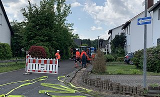 Die Feuer hatte das Gasleck zunächst mit Erde zugeschaufelt, Mitarbeiter des Gasversorgers mussten es dann wieder öffnen, damit die Leitung repariert werden konnte. - Nicole Bliesener Die Feuer hatte das Gasleck zunächst mit Erde zugeschaufelt, Mitarbeiter des Gasversorgers mussten es dann wieder öffnen, damit die Leitung repariert werden konnte. - Nicole Bliesener