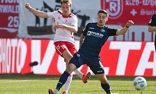 Christian Viet von Regensburg (l.) kämpft mit Marvin Mehlem von Paderborn um den Ball. - Armin Weigel/dpa Christian Viet von Regensburg (l.) kämpft mit Marvin Mehlem von Paderborn um den Ball. - Armin Weigel/dpa