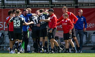 Die Arminen bejubeln an der Bank das Tor zum 2:0 durch Merveille Biankadi (17). - IMAGO/Eibner Die Arminen bejubeln an der Bank das Tor zum 2:0 durch Merveille Biankadi (17). - IMAGO/Eibner