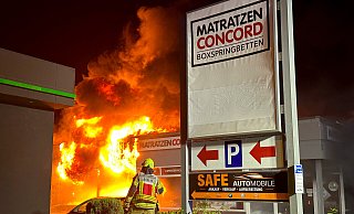 Bei dem Großbrand am Frankfurter Weg in Paderborn war eine Gewerbehalle mit drei untergebrachten Betrieben völlig zerstört worden. - Ralph Meyer Bei dem Großbrand am Frankfurter Weg in Paderborn war eine Gewerbehalle mit drei untergebrachten Betrieben völlig zerstört worden. - Ralph Meyer