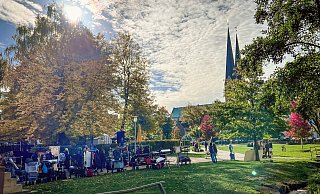 Mit zahlreichen Kostümen ausgestattet filmte eine Produktionsfirma Mitte Oktober im Park der Menschenrechte mit Bielefelder Jugendlichen. - NW Mit zahlreichen Kostümen ausgestattet filmte eine Produktionsfirma Mitte Oktober im Park der Menschenrechte mit Bielefelder Jugendlichen. - NW