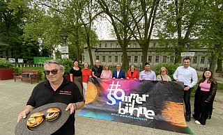 Andreas Hübner, BBQ-er aus Herford, wird mit seinem Burgerwagen ein Neuzugang beim Schlemmer-Abendmarkt sein. Im Hintergrund haben sich viele Akteure der Sommerbühne aufgereiht. - Nicole Sielermann Andreas Hübner, BBQ-er aus Herford, wird mit seinem Burgerwagen ein Neuzugang beim Schlemmer-Abendmarkt sein. Im Hintergrund haben sich viele Akteure der Sommerbühne aufgereiht. - Nicole Sielermann