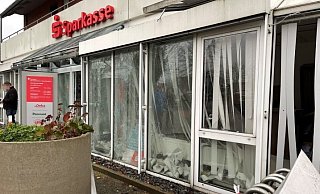 In der Sparkassenfiliale in Neesen wurde am 3. Februar 2022 ein Geldautomat gesprengt – dabei entstand ein sechsstelliger Sachschaden. - Anja Peper In der Sparkassenfiliale in Neesen wurde am 3. Februar 2022 ein Geldautomat gesprengt – dabei entstand ein sechsstelliger Sachschaden. - Anja Peper