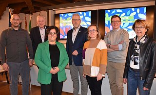 Geschäftsführer Jan Sommer (v.l.), Höxters Bürgermeister Daniel Hartmann, Geschäftsführerin Claudia Koch, Gerhard Handermann (Kreis Höxter), Friederike Fast (Marta Herford), David Riedel (Böckstiegel-Museum Werther) und Gaby Böker (Kreis Höxter) bewerteten die eingereichten Arbeiten. - LGS 2023 Geschäftsführer Jan Sommer (v.l.), Höxters Bürgermeister Daniel Hartmann, Geschäftsführerin Claudia Koch, Gerhard Handermann (Kreis Höxter), Friederike Fast (Marta Herford), David Riedel (Böckstiegel-Museum Werther) und Gaby Böker (Kreis Höxter) bewerteten die eingereichten Arbeiten. - LGS 2023
