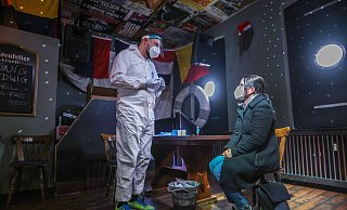 Besonderes Ambiente beim Testen in der Kneipe „Heimat + Hafen“ am zweiten Weihnachtsfeiertag: Petra Hönisch ist geboostert. Sie lässt sich aber von Sascha Preuß testen, um ihren Mann, der Heiligabend ins Krankenhaus musste, besuchen zu dürfen. - Sarah Jonek Fotografie Besonderes Ambiente beim Testen in der Kneipe „Heimat + Hafen“ am zweiten Weihnachtsfeiertag: Petra Hönisch ist geboostert. Sie lässt sich aber von Sascha Preuß testen, um ihren Mann, der Heiligabend ins Krankenhaus musste, besuchen zu dürfen. - Sarah Jonek Fotografie
