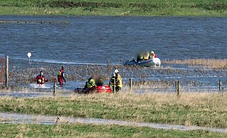 Einsatzkräfte retten eine Familie mit zwei Kindern, die von der Flut überrascht wurde. - Kai Moorschlatt/dpa Einsatzkräfte retten eine Familie mit zwei Kindern, die von der Flut überrascht wurde. - Kai Moorschlatt/dpa