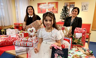 Karina Baber (4) hat sich schon Tage vorher darauf gefreut, mit Salwa Al-Mahmod und Samira Shekho am Gabentisch der Caritas einen Engel zu spielen. - Frank-Michael Kiel-Steinkamp Karina Baber (4) hat sich schon Tage vorher darauf gefreut, mit Salwa Al-Mahmod und Samira Shekho am Gabentisch der Caritas einen Engel zu spielen. - Frank-Michael Kiel-Steinkamp