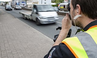 Die Polizei fischte an der Herforder Straße Raser aus dem Verkehr und ein nicht zulassungsfähiges Fahrrad. - Jörg Dieckmann - www.dieckmann-fotodesign.de Die Polizei fischte an der Herforder Straße Raser aus dem Verkehr und ein nicht zulassungsfähiges Fahrrad. - Jörg Dieckmann - www.dieckmann-fotodesign.de