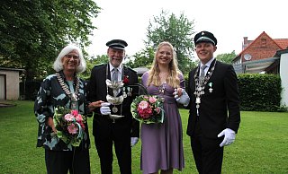 Steinheims Regenten sind startklar: Königin Hildegard Bartkowiak (v. l.) und König Alfred Gemmeke sowie Kronprinzessin Eva Schmitz und Kronprinz Lukas Nolte. Foto: Madita Schellenberg - Madita Schellenberg Steinheims Regenten sind startklar: Königin Hildegard Bartkowiak (v. l.) und König Alfred Gemmeke sowie Kronprinzessin Eva Schmitz und Kronprinz Lukas Nolte. Foto: Madita Schellenberg - Madita Schellenberg
