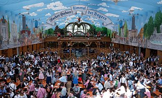 9.350 Plätze hat das Hacker Festzelt auf dem Münchner Oktoberfest, 6.830 innen, 2.520 im Biergarten und auf dem Balkon. Das geht es auf der Warburger Oktoberwoche schon etwas beschaulicher zu. - Sven Hoppe 9.350 Plätze hat das Hacker Festzelt auf dem Münchner Oktoberfest, 6.830 innen, 2.520 im Biergarten und auf dem Balkon. Das geht es auf der Warburger Oktoberwoche schon etwas beschaulicher zu. - Sven Hoppe