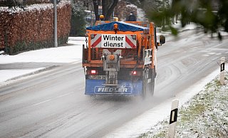 Bei Schnee und Glatteis ist der Winterdienst auch im Kreis Höxter unterwegs. Doch auch die Bürger sind in der Pflicht, Gehwege freizuhalten. - Symbolfoto: dpa/Friso Gentsch Bei Schnee und Glatteis ist der Winterdienst auch im Kreis Höxter unterwegs. Doch auch die Bürger sind in der Pflicht, Gehwege freizuhalten. - Symbolfoto: dpa/Friso Gentsch