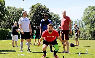 Der Trainer beobachtet, der Youngster lacht: Neben kraftraubenden Übungen kam offenbar auch der Spaß beim Trainingsauftakt des Herforder EV nicht zu kurz. - Jürgen Feyerabend Der Trainer beobachtet, der Youngster lacht: Neben kraftraubenden Übungen kam offenbar auch der Spaß beim Trainingsauftakt des Herforder EV nicht zu kurz. - Jürgen Feyerabend