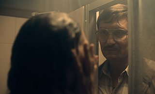 Oliver Masucci als Schwerverbrecher Raik Doormann in einer Szene der True-Crime-Serie "Gefesselt". - Amazon Prime Video/dpa Oliver Masucci als Schwerverbrecher Raik Doormann in einer Szene der True-Crime-Serie "Gefesselt". - Amazon Prime Video/dpa