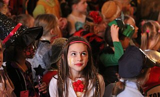 Ein seltener Moment der Einkehr und Ruhe beim Kinderkarneval im Wasserschloss Ovelgönne. - Ulf Hanke Ein seltener Moment der Einkehr und Ruhe beim Kinderkarneval im Wasserschloss Ovelgönne. - Ulf Hanke
