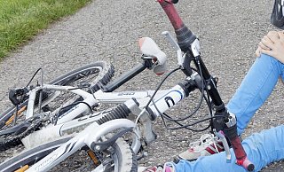 Der weiße BMW soll das Rad des 17-Jährigen getroffen haben, so dass der Jugendliche die Kontrolle über sein Fahrrad verlor. - Symbolfoto: picture alliance / imageBROKER Der weiße BMW soll das Rad des 17-Jährigen getroffen haben, so dass der Jugendliche die Kontrolle über sein Fahrrad verlor. - Symbolfoto: picture alliance / imageBROKER